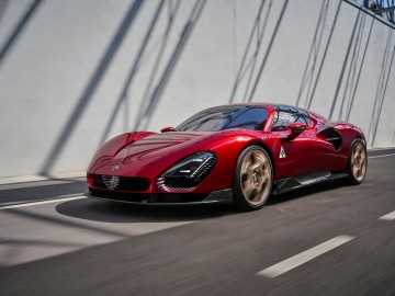 Alfa Romeo 33 Stradale zn&oacute;w na Monzy